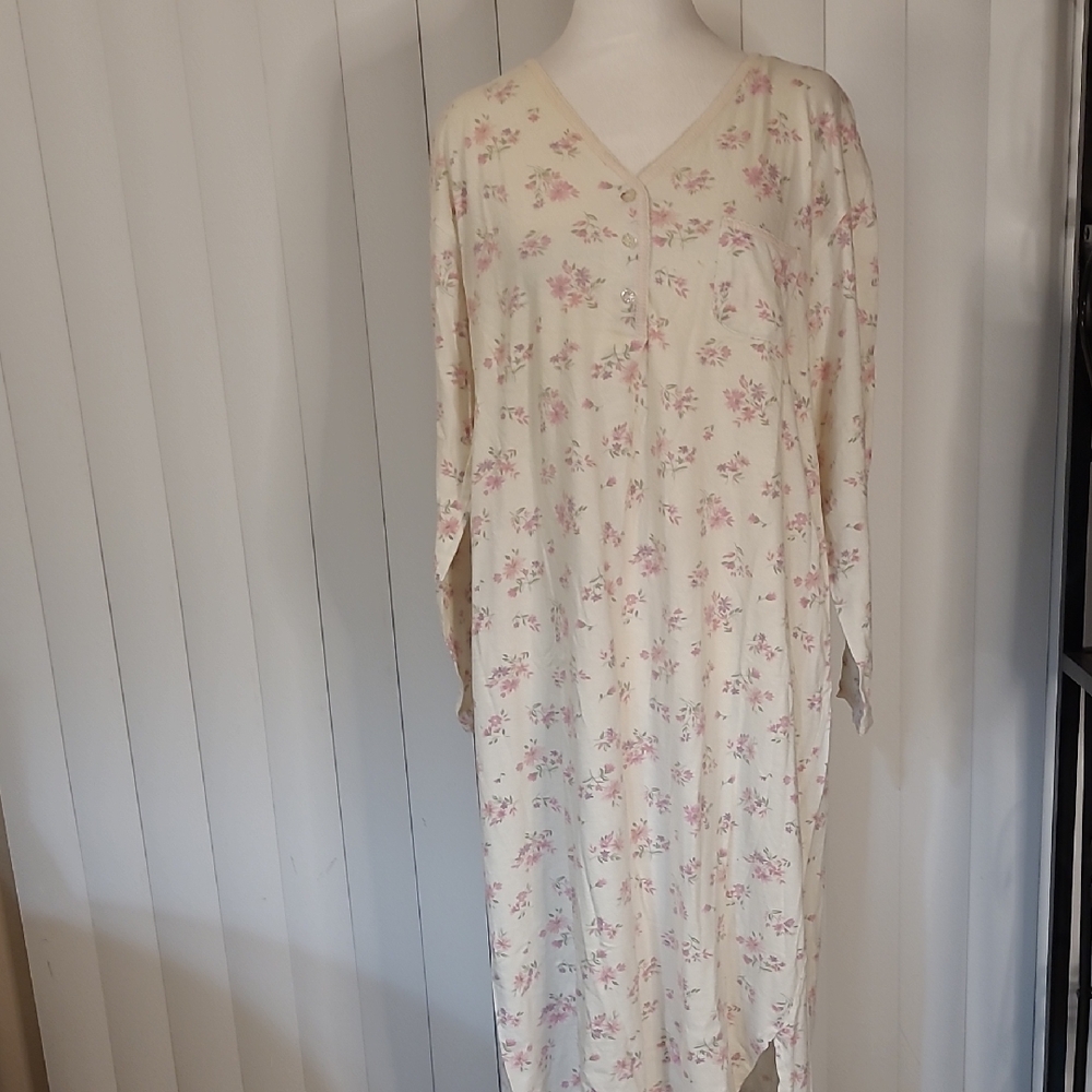Vtg. Carol Hochman Floral Nightgown with Pink Flowers